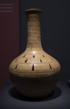 战国原始瓷长颈瓶