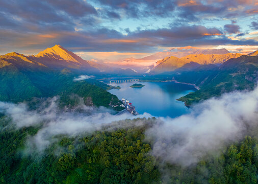 都江堰紫坪铺水库日照金山