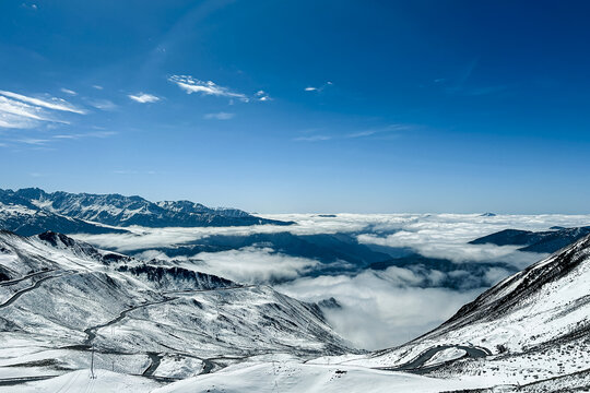 夹金山雪山云海