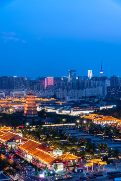 中国西安大雁塔景区夜景