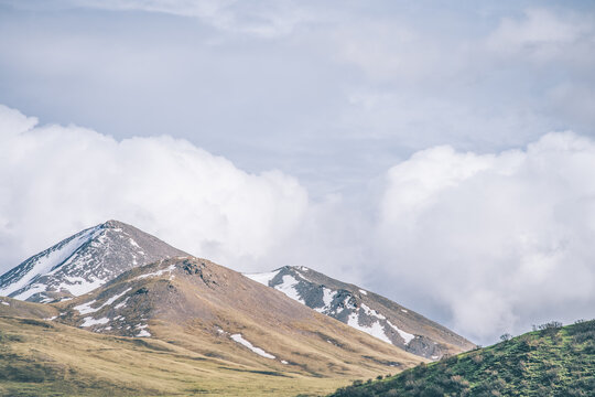 青海果洛州阿尼玛卿山自然景观