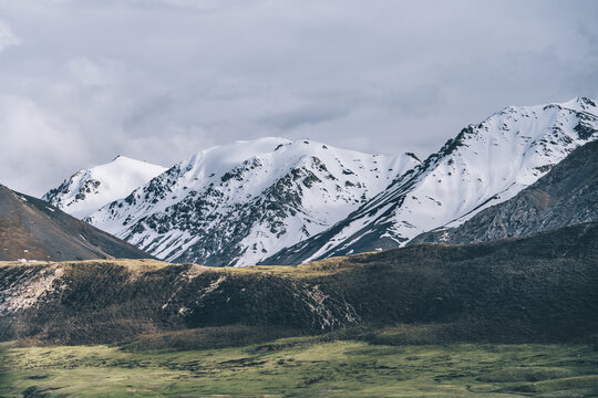 青海果洛州阿尼玛卿山自然景观