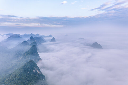 广西柳州岩溶地貌山峰平流雾