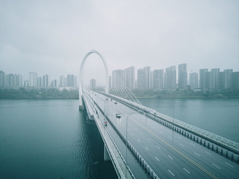 航拍雨雾中的桥梁柳州白沙大桥