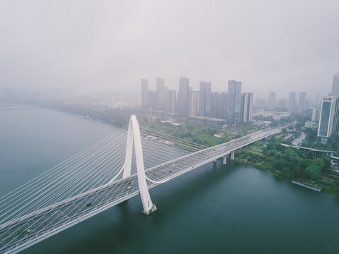 航拍雨中的柳州白沙大桥