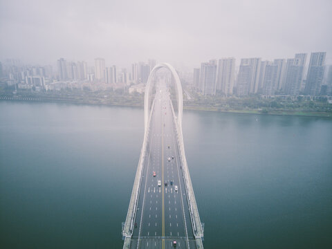 航拍雨中的桥梁柳州白沙大桥