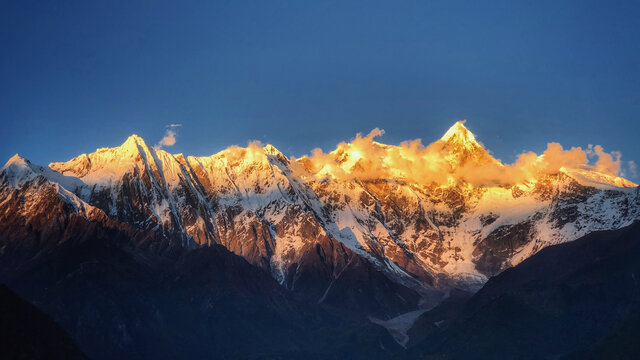 西藏南迦巴瓦日照金山雪山