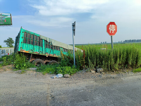 车祸大货车翻沟