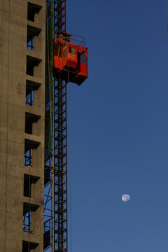 清晨建筑工地高过月亮的电梯