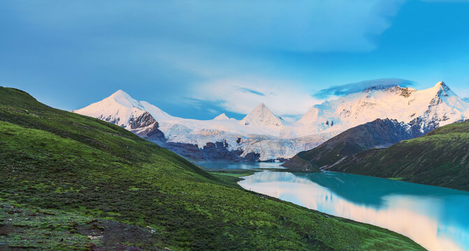 西藏萨普神山和高原湖泊美景