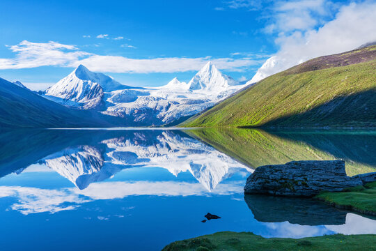 西藏萨普神山和高原湖泊美景