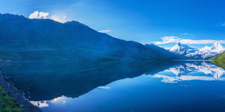 西藏萨普神山和高原湖泊美景