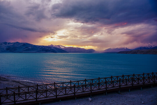 夕阳下塔县白沙湖