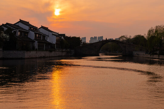 日落古运河