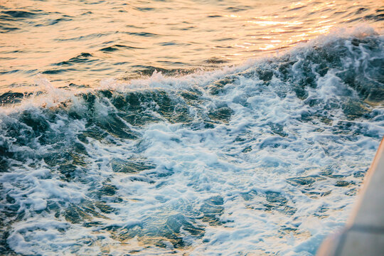 海浪花深海船日出日落行驶背景