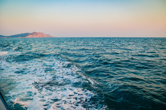 海浪花深海船日出日落行驶背景