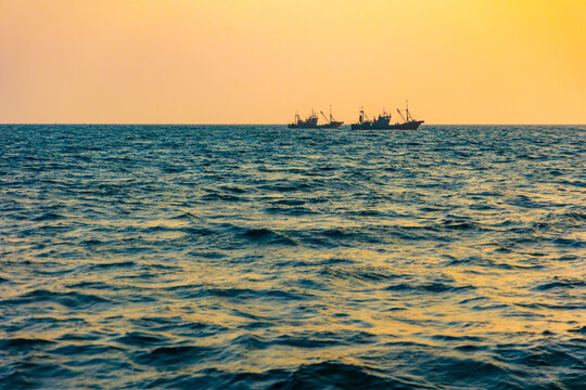 深海船日出落行驶背景牧场平台