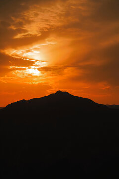 夕阳下的山
