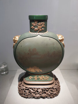 雕漆绿地描金山水脱胎扁瓶