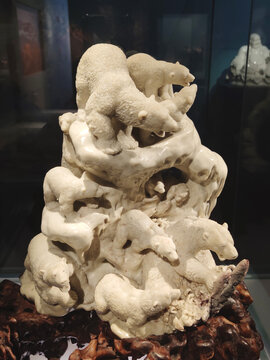白釉群熊山雕像