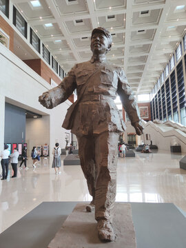 雷锋战士雕像国博大厅展