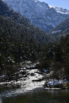 雪山河流