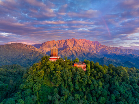 青城山日照金山