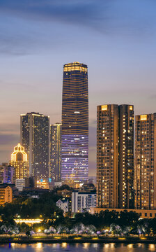 夜幕降临时分广西柳州地王大厦