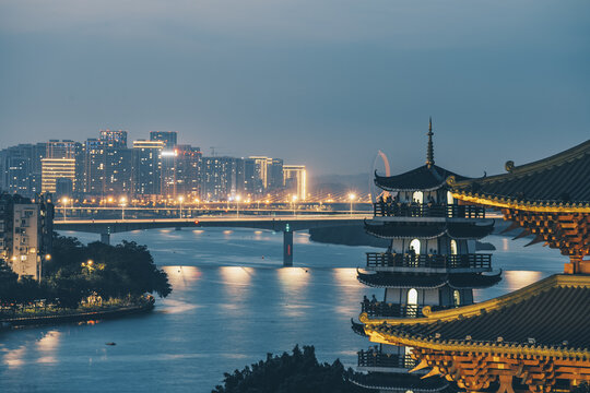 柳州文庙与柳江上的桥梁夜景