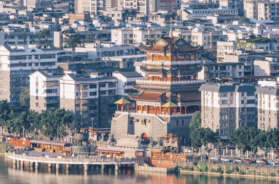 广西柳州西来寺楼房环绕的寺庙