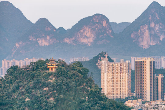 山间的城市广西柳州驾鹤山