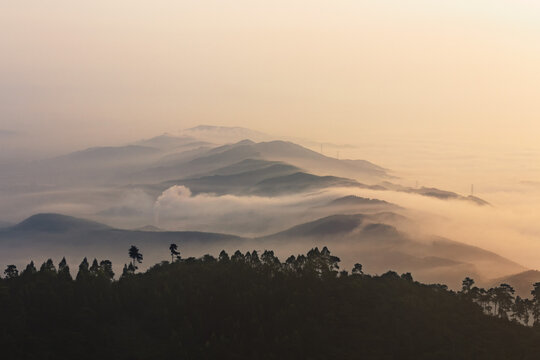 从广西柳州古亭山远眺山丘晨雾