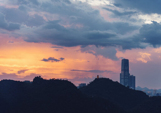 广西柳州城市里雨后的夕阳