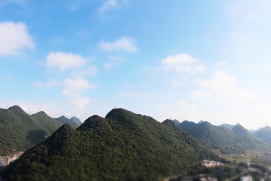 小县城的山