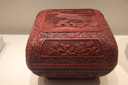 红雕漆山水人物花卉四方委角盒