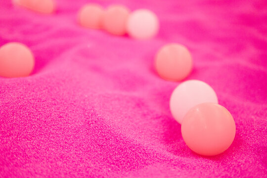 粉色沙滩上的粉色小球白色小球