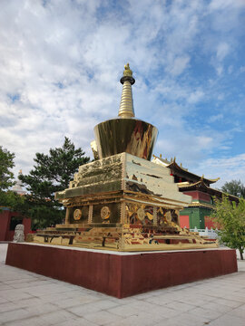 藏族寺庙鎏金佛塔