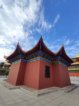 藏族寺庙三联飞檐屋