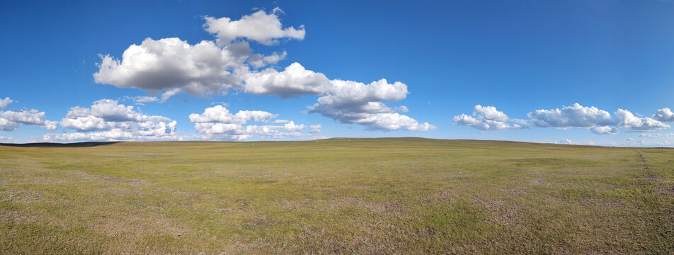 巨幅蓝天呼伦贝尔草原全景