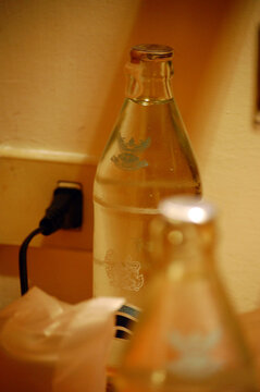 酒店中透明瓶子里的纯净水