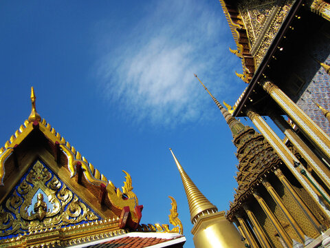 漂亮的金色的泰国高大建筑