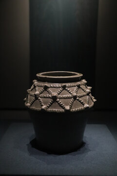 绳索纹青瓷罐