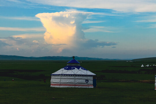 蒙古包夏季草原