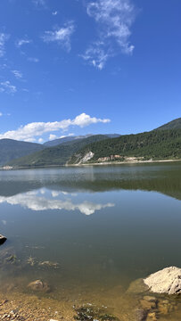 湖面倒影着天空远山