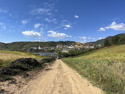 通往松赞林寺的路