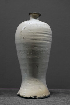 白釉瓷经瓶