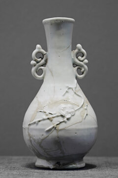 青白釉梅花纹瓷瓶