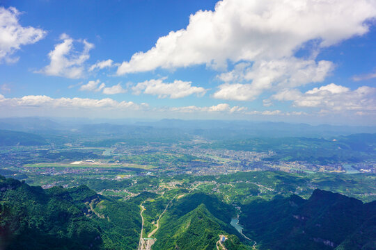 天门山顶俯瞰风光