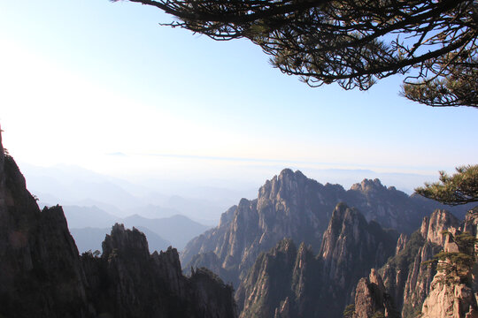 黄山峭壁群山