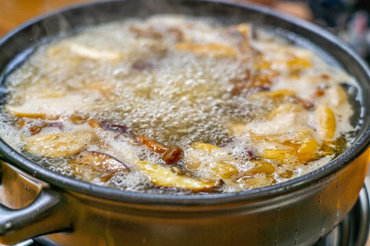 菌汤炖鸡肉砂锅